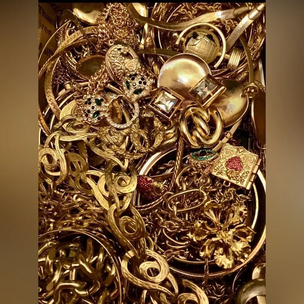 Premium Vintage Jewelry Lot~ 2 LBs Estate necklace earrings, rings, bracelet - Picture 9 of 10